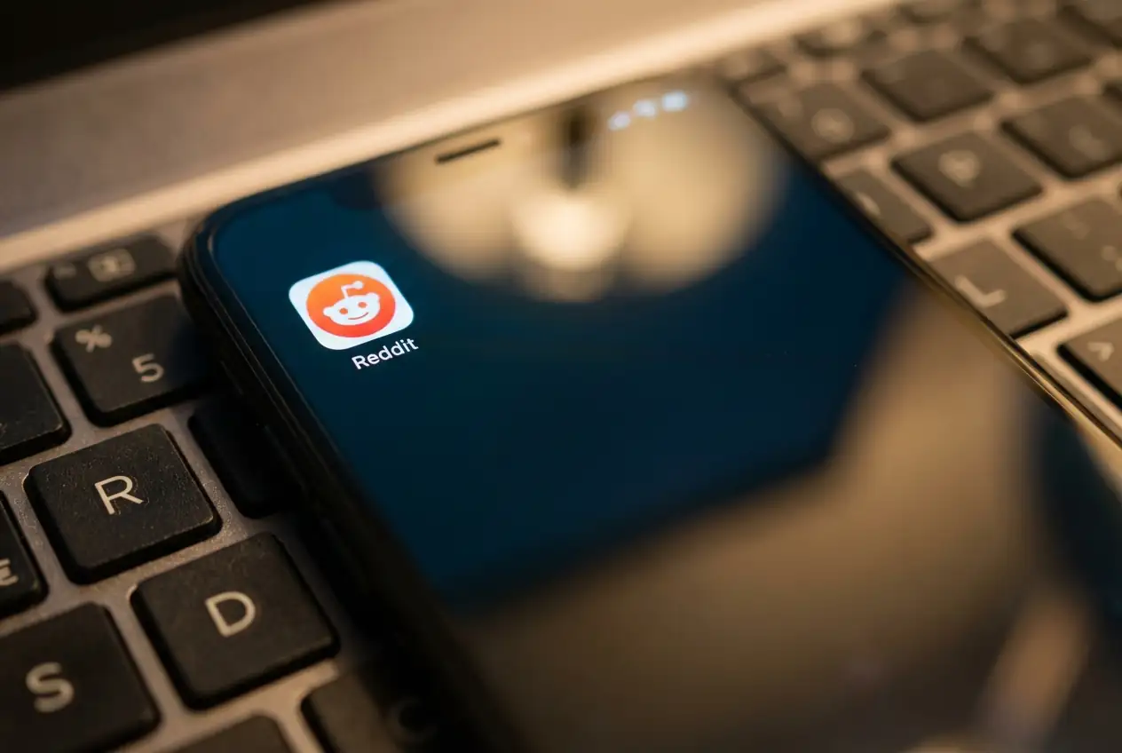 Analysts Evaluate Reddit's Growth Prospects Amid AI Search Headwinds